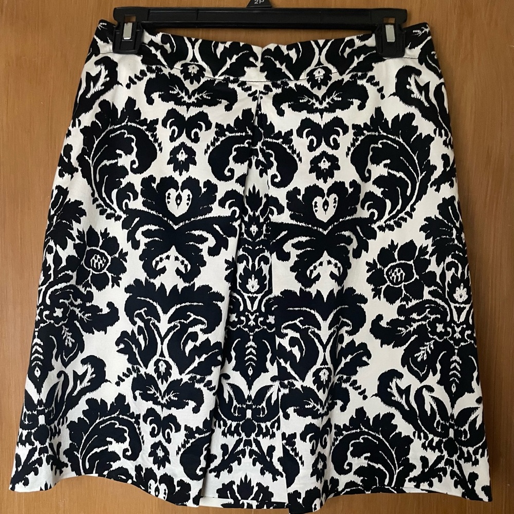 Ann Taylor Loft Black and White Pleated Paisley Patterned Skirt size 2P